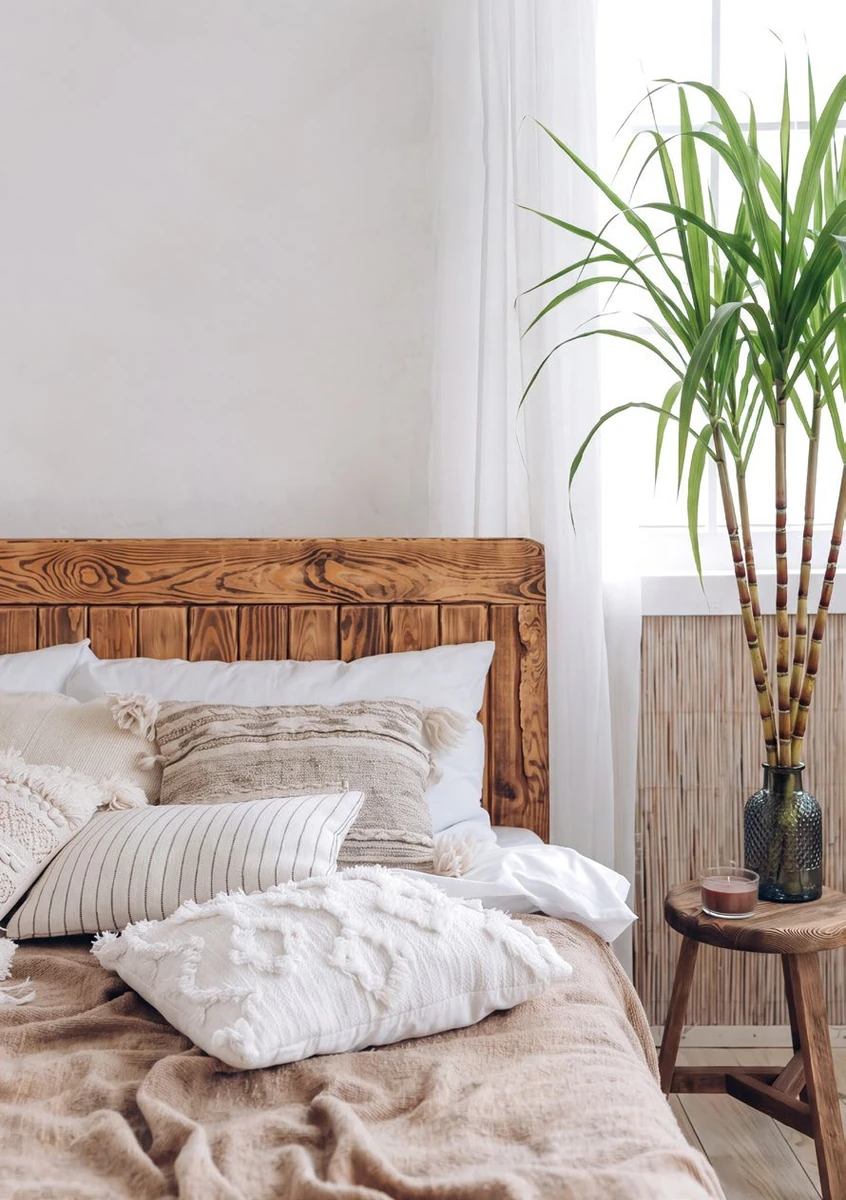 Almohadas Natu-Cool: fotografía de ambiente del catálogo con una cama y almohadas