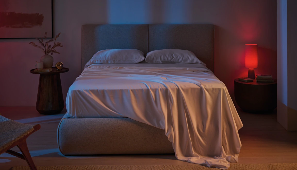 Sábanas Satin Bamboo: juego de bajera, encimera y funda de almohada presentado sobre una cama