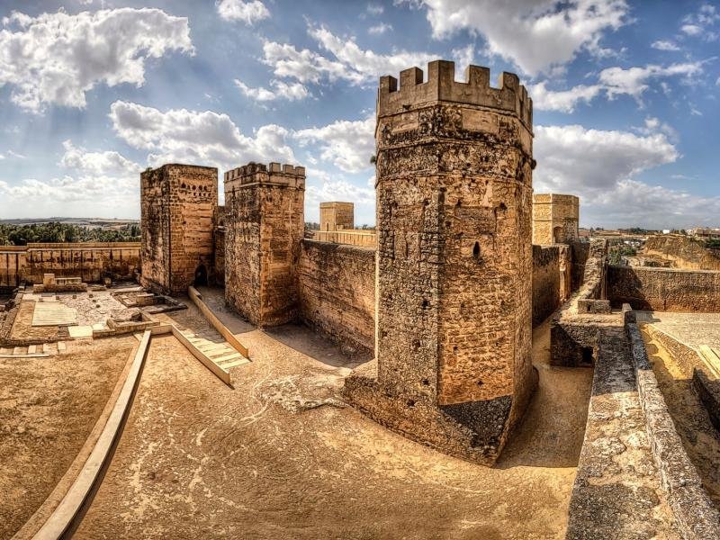 Castillo de Alcalá de Guadaíra, fortaleza medieval situada en Andalucía, con torres defensivas y murallas históricas que forman parte del patrimonio cultural y turístico de la provincia de Sevilla.